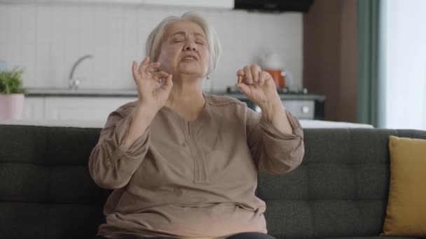 Літня Біла Жінка Вказує Таблетку Дивані Вітальні Вона Вказує Ліки — стокове відео