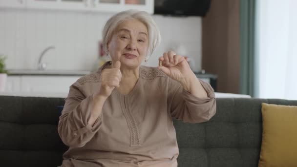 Šťastná Stará Žena Ukazuje Pilulky Blaster Zdraví Léčba Nemocí Vitamíny — Stock video