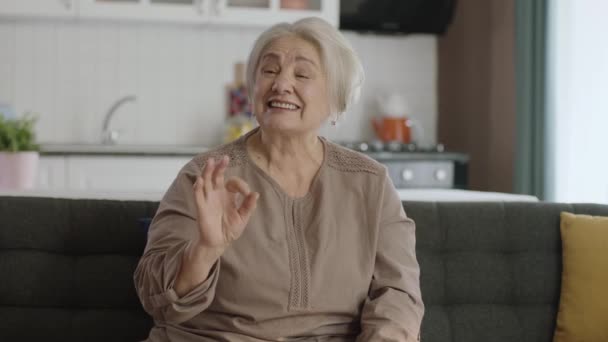 Starsza Kobieta Siwymi Włosami Rozmawia Kamerą Starsza Kobieta Rozmawia Sobą — Wideo stockowe