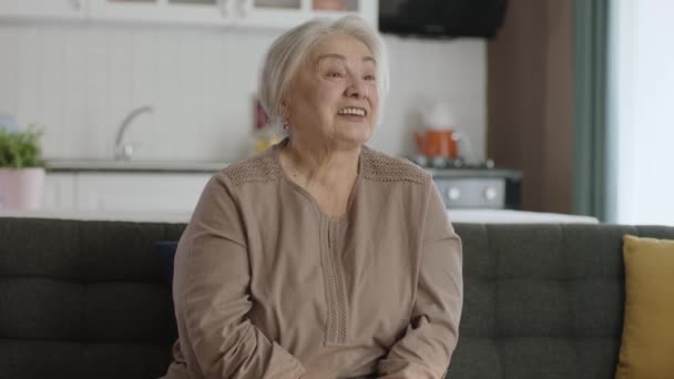 Starsza Kobieta Siwymi Włosami Rozmawia Kamerą Starsza Kobieta Rozmawia Sobą — Wideo stockowe