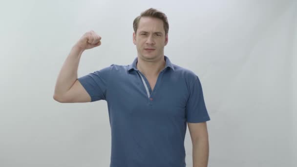 Kul Söt Stark Man Höja Armarna Och Visar Biceps Isolerad — Stockvideo