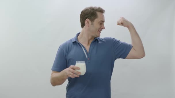 Giovane Con Bicchiere Latte Sfondo Bianco Uomo Beve Latte Mostra — Video Stock