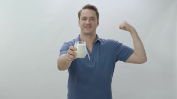 Giovane Con Bicchiere Latte Sfondo Bianco Uomo Beve Latte Mostra — Video Stock
