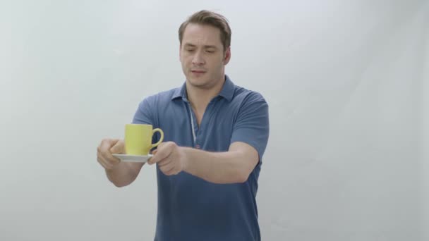 Giovane Uomo Che Tiene Una Tazza Caffè Con Mani Tremanti — Video Stock