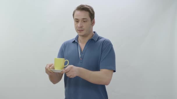 Jeune Homme Tenant Une Tasse Thé Café Avec Des Mains — Video