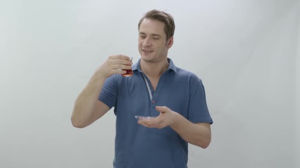 Νεαρός Που Πίνει Τούρκικο Μαύρο Τσάι Από Διάφανο Ποτήρι Στούντιο — Αρχείο Βίντεο