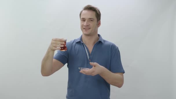 Młody Człowiek Pijący Turecką Lub Czarną Herbatę Przezroczystego Szkła Kryte — Wideo stockowe