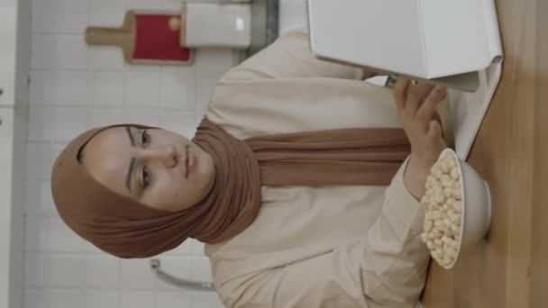 Young Woman Hijab Working Remotely Tablet Computer Woman Eats Roasted — Vídeo de Stock