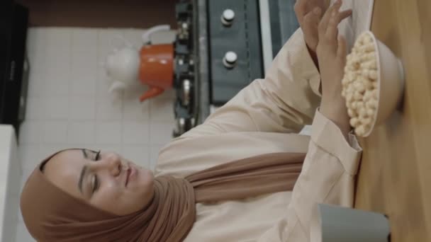 Wanita Muda Dalam Hijab Bekerja Dari Jarak Jauh Pada Komputer — Stok Video