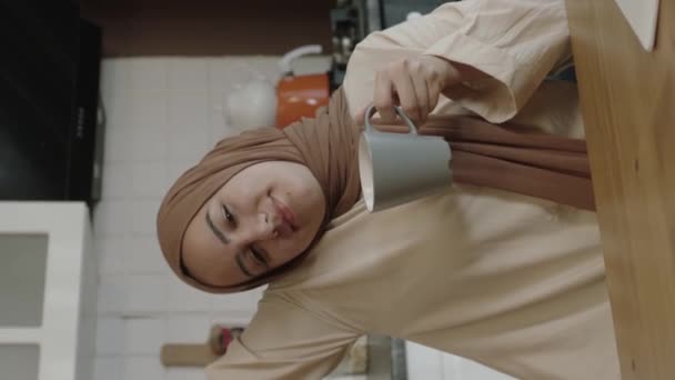 Молодая Женщина Хиджабе Работает Дистанционно Планшетном Компьютере Женщина Пьет Кофе — стоковое видео