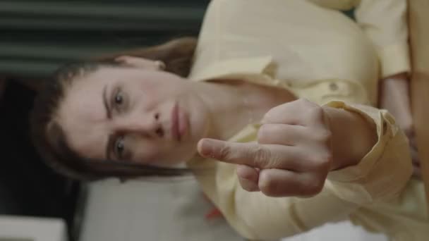 Orta Parmağını Gösteren Bir Kadın Kızgın Kötü Davranışlara Itaatsiz Mutfakta — Stok video