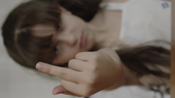 Küçük Kız Kızgın Kızgın Orta Parmağını Gösteren Kötü Davranışlara Itaatsiz — Stok video