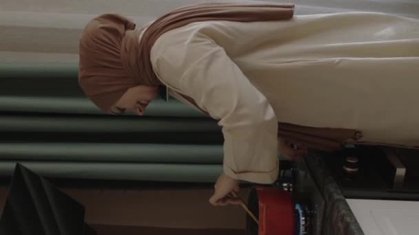 Junge Muslimin Hidschab Bereitet Der Küche Essen Und Telefoniert Gleichzeitig — Stockvideo