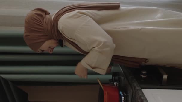 Jovem Mulher Muçulmana Hijab Está Preparando Comida Cozinha Falando Celular — Vídeo de Stock
