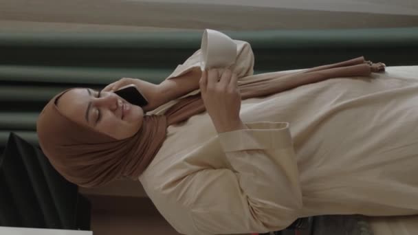 Giovane Donna Musulmana Hijab Sta Preparando Cibo Cucina Parlando Cellulare — Video Stock