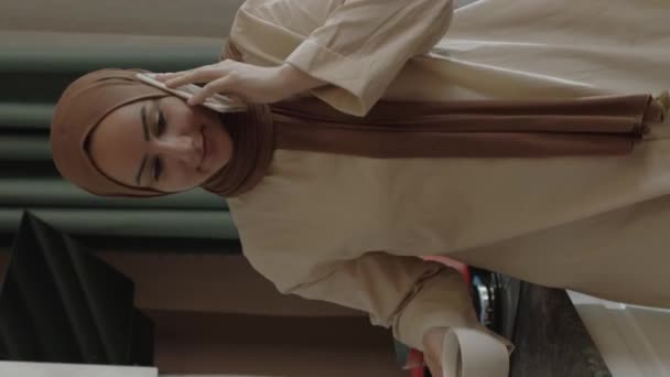 Ung Muslimsk Kvinna Hijab Lagar Mat Köket Och Pratar Samtidigt — Stockvideo