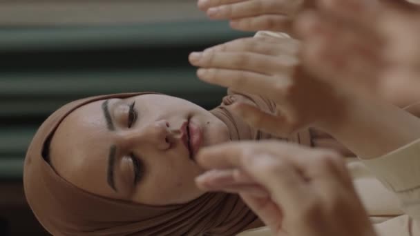 Nowoczesna Muzułmańska Młoda Kobieta Modli Się Rodziną Domu Przed Złamaniem — Wideo stockowe
