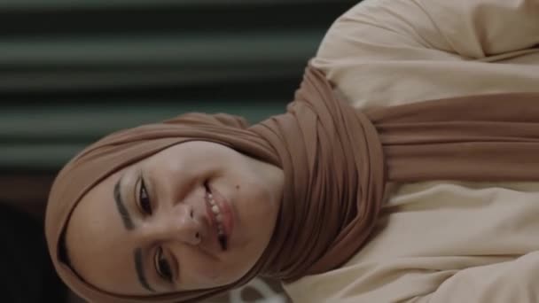 Eine Junge Frau Modernen Muslimischen Hidschab Lächelt Der Heimischen Küche — Stockvideo