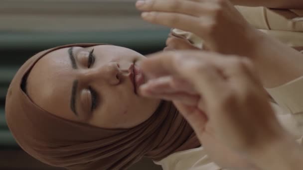 Σύγχρονη Μουσουλμάνα Νεαρή Γυναίκα Προσεύχεται Την Οικογένειά Της Στο Σπίτι — Αρχείο Βίντεο