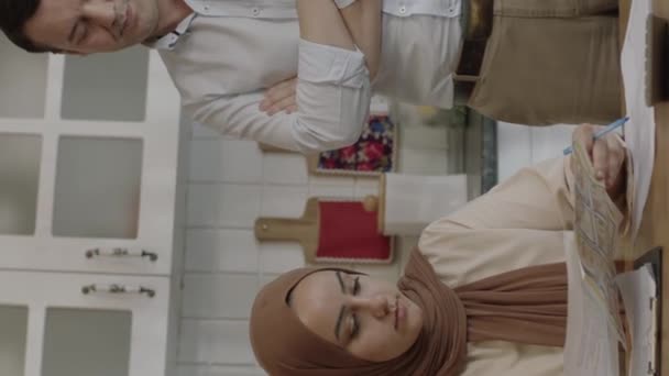 Jeune Couple Musulman Vérifiant Les Factures Paiement Dans Cuisine Maison — Video