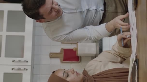 Jeune Couple Musulman Vérifiant Les Factures Paiement Dans Cuisine Maison — Video