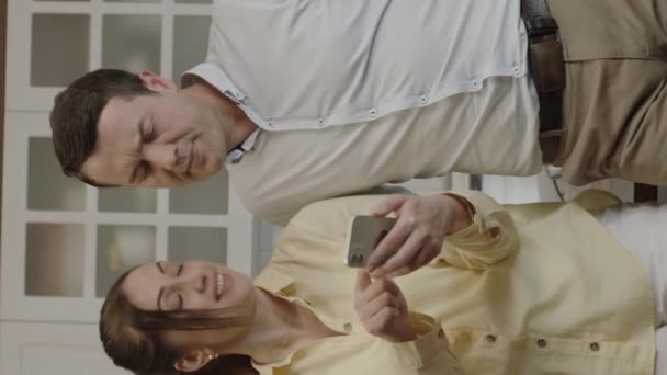 Šťastný Pár Používá Smartphone Jídelního Stolu Kuchyni Kontroluje Bankovní Účty — Stock video