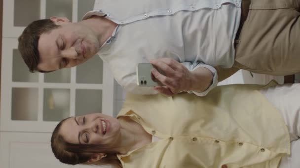 Mutlu Çift Mutfaktaki Yemek Masasında Akıllı Telefon Kullanıyor Banka Hesaplarını — Stok video