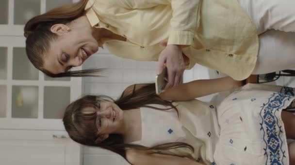 Szczęśliwa Matka Jej Córeczka Używają Smartfona Przy Stole Kuchni Sprawdzają — Wideo stockowe