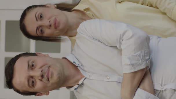 Joyeux Couple Cuisiner Prendre Selfie Avec Téléphone Portable Dans Cuisine — Video
