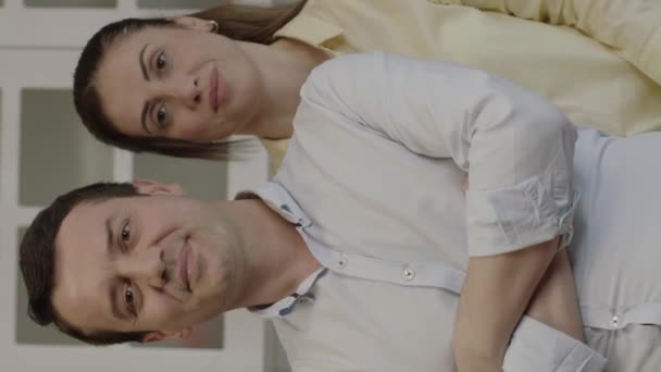 Glückliches Paar Beim Kochen Und Selfie Mit Handy Offener Weißer — Stockvideo