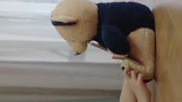 Κοριτσάκι Και Αρκουδάκι Κρατάνε Ένα Τάμπλετ Στην Αγκαλιά Τους Κορίτσι — Αρχείο Βίντεο