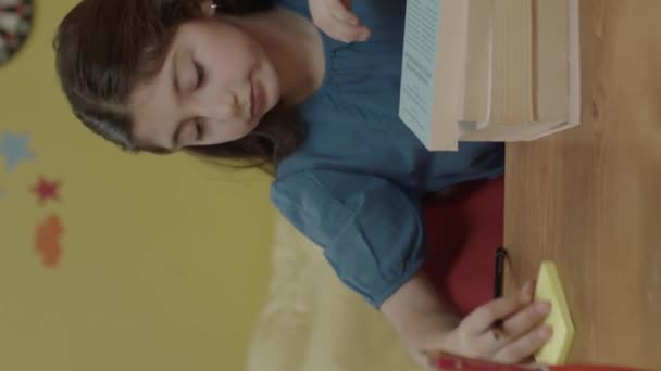 Studentessa Annoiata Sdraiata Tavolo Nella Sua Casa Guardando Una Matita — Video Stock