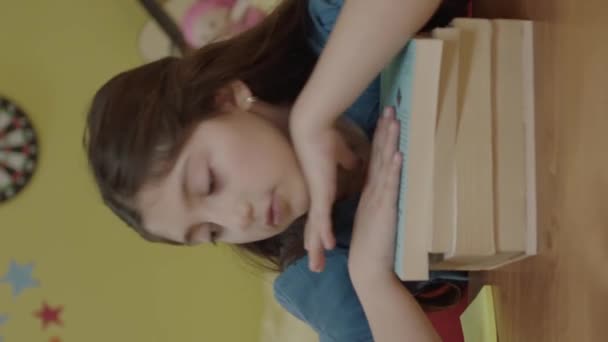 Sıkıcı Liseli Kız Evinde Bir Masanın Üzerinde Uzanıyor Bir Kaleme — Stok video