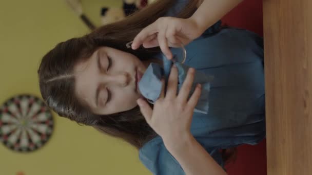Unatkozó Iskoláslány Aki Egy Asztalnál Törli Szemüvegét Otthonában Egy Éves — Stock videók