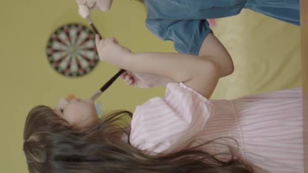 Małe Dziewczynki Bawią Się Razem Swoich Pokojach Domu Stosując Makijaż — Wideo stockowe