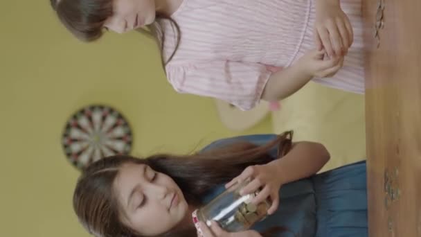 Les Petites Filles Jettent Argent Dans Tirelire Apprennent Économiser Argent — Video