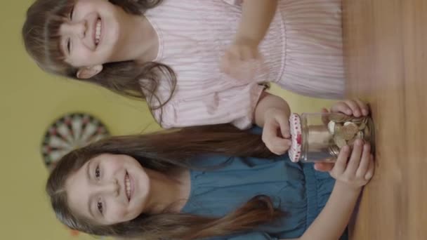 Małe Dziewczynki Wrzucają Pieniądze Skarbonki Uczą Się Oszczędzać Myślą Przyszłości — Wideo stockowe