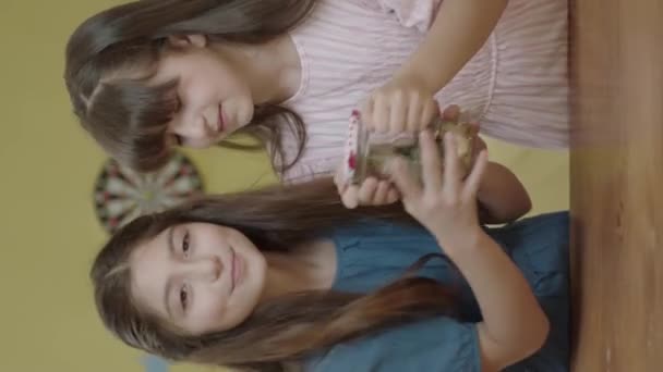 Kleine Mädchen Werfen Geld Ins Sparschwein Lernen Geld Sparen Die — Stockvideo