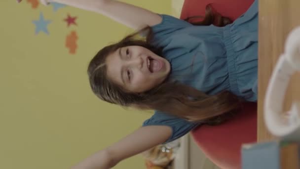 Gadis Cantik Dan Imut Berpakaian Putih Duduk Meja Kamar Anak — Stok Video