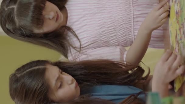 Δύο Όμορφες Αδερφές Φίλες Που Κάνουν Παζλ Στο Σπίτι Παιδιά — Αρχείο Βίντεο