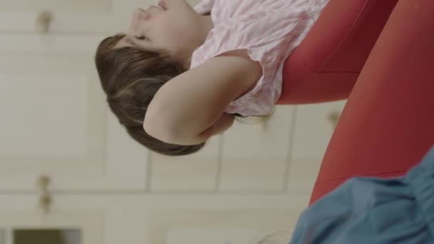 Beyazlar Içindeki Küçük Güzel Tatlı Kızlar Çocuklarının Odasında Masada Oturmuş — Stok video