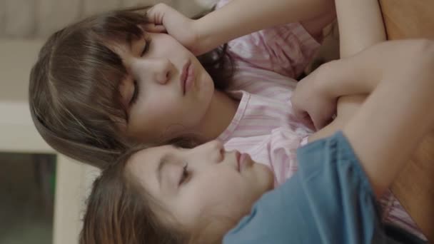 Kislány Vigasztalja Szomorú Barátját Megvigasztalja Szobájában Megöleli Hogy Lenyugtassa Lány — Stock videók