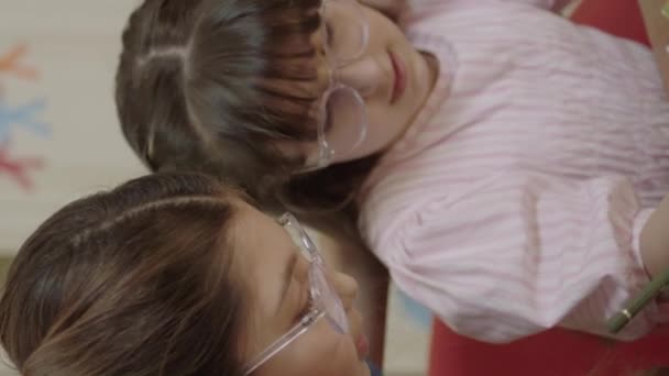 Meninas Amorosas Fazem Seus Trabalhos Escolares Juntos Seu Quarto Duas — Vídeo de Stock