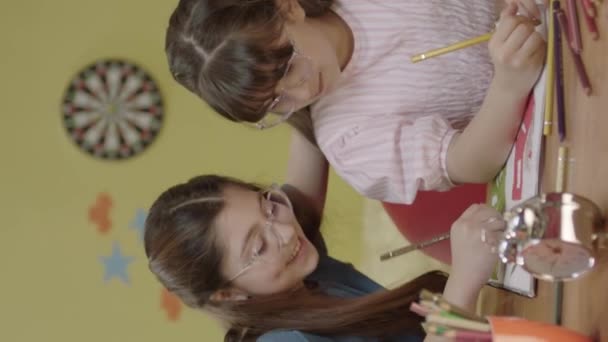 Любящие Девушки Делают Уроки Вместе Своей Комнате Две Умные Летние — стоковое видео