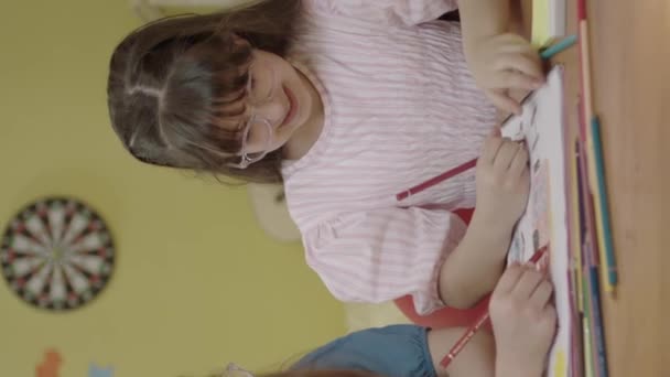 Любящие Девушки Делают Уроки Вместе Своей Комнате Две Умные Летние — стоковое видео