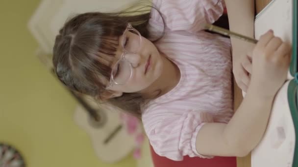 Kluges Grundschulmädchen Lernt Schreiben Macht Mathe Hausaufgaben Sitzt Heimischen Schreibtisch — Stockvideo