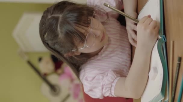 Розумна Дівчина Початкової Школи Вчиться Писати Роблячи Математичне Домашнє Завдання — стокове відео