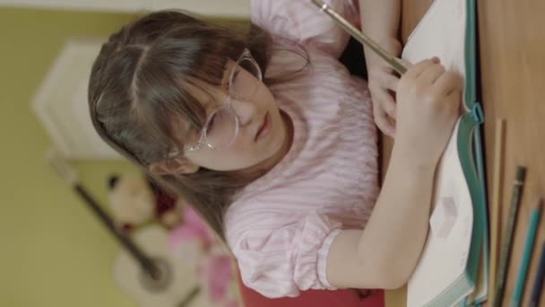 Kluges Grundschulmädchen Lernt Schreiben Macht Mathe Hausaufgaben Sitzt Heimischen Schreibtisch — Stockvideo