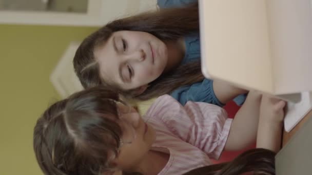 Slimme Basisschoolmeisjes Die Wiskundehuiswerk Maken Met Een Tablet Computer Thuis — Stockvideo