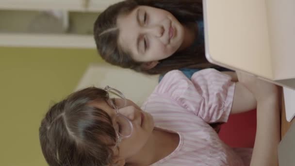 Розумні Дівчата Початкової Школи Роблять Математичне Домашнє Завдання Планшетним Комп — стокове відео